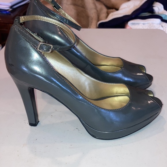GUC Nine West Vintage Patent Leather Reesa Peeptoe Platform Pumps 6.5 Grey - Picture 3 of 10